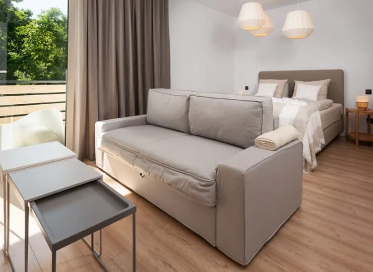 Pokój 2-osobowy typu studio wyposażono w czajnik, lodówkę, smart TV, wifi