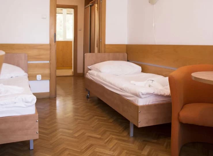 Każdy pokój posiada TV SAT, czajnik, sejf, telefon i radio