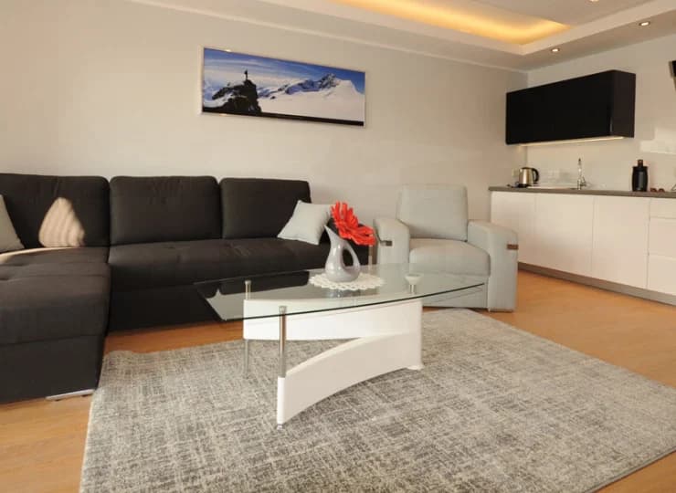 Przykładowy salon apartamentu z dwiema sypialniami