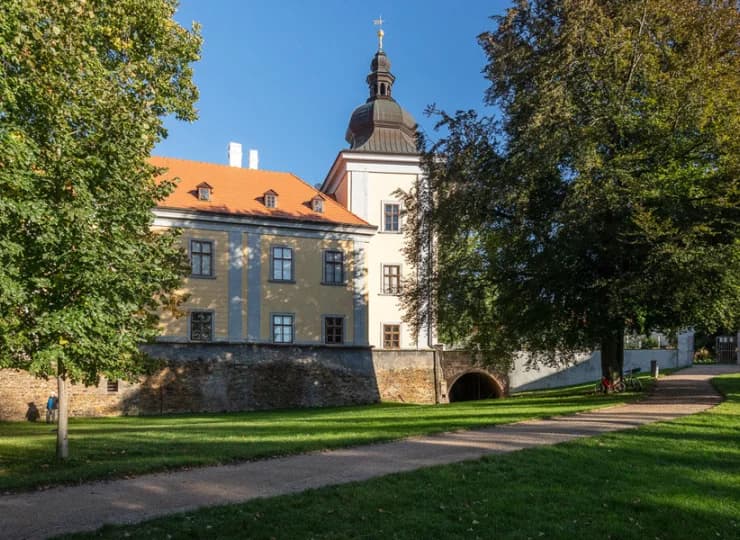 Hotel położony jest w zaciszu, a jedynie 12 km od centrum Pragi