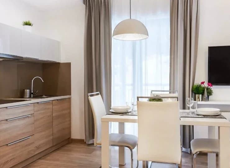 Kolorystyka jest utrzymana w jasnych barwach