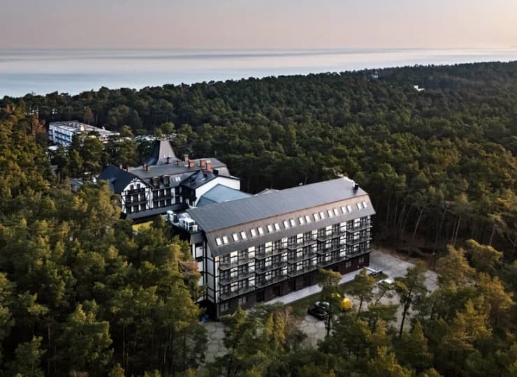 Hotel zlokalizowany jest w sosnowym lesie tylko 150 m od plaży
