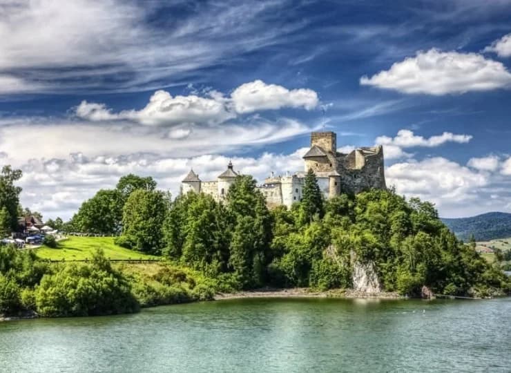 Resort znajduje się tylko 1 km od okazałych ruin Zamku w Czorsztynie