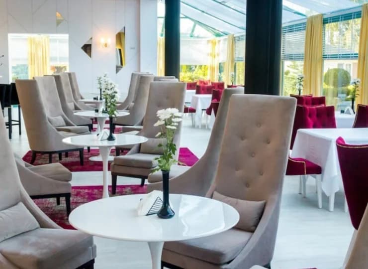 Przestronna i stylowa sala restauracyjna z dyskretną oranżerią