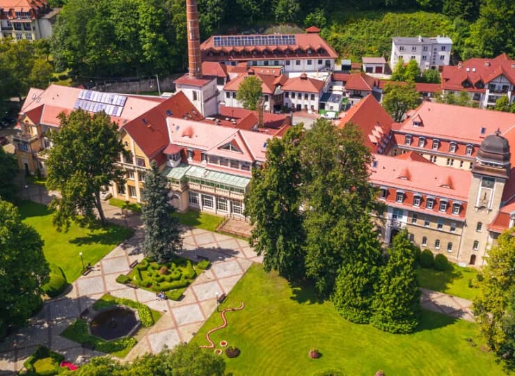 Jan Kazimierz jest położony w Parku Zdrojowym, naprzeciw Pijalni Wód Mineralnych