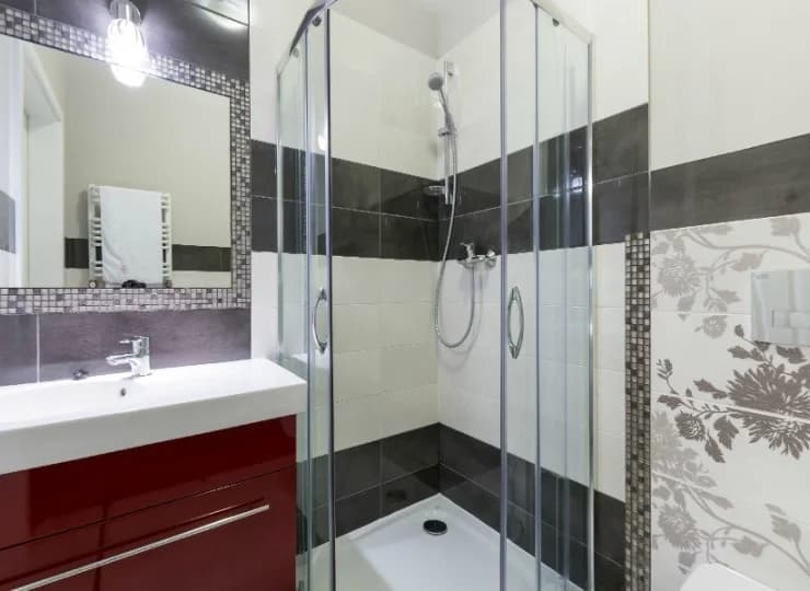 W łazience znajduje się prysznic, ręczniki oraz komplet kosmetyków