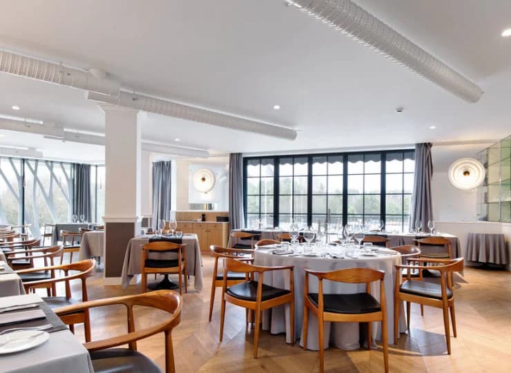 Hotel przygotowuje dla gości codzienne śniadania i obiadokolacje