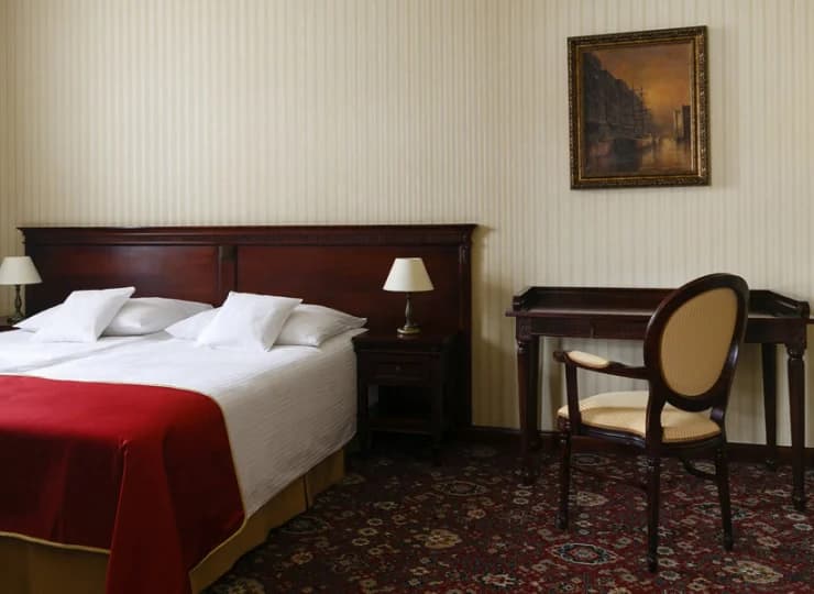 Hotel oferuje komfortowe eleganckie pokoje