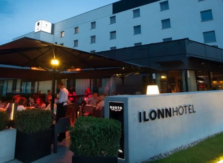 Przed hotelem znajduje się ogródek restauracyjny