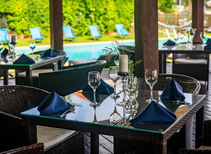 Jego ukryte pod dachem stoliki zapewniają widok na hotelowy basen