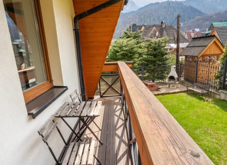 Do każdego apartamentu przynależy przynajmniej jeden balkon z widokiem na góry