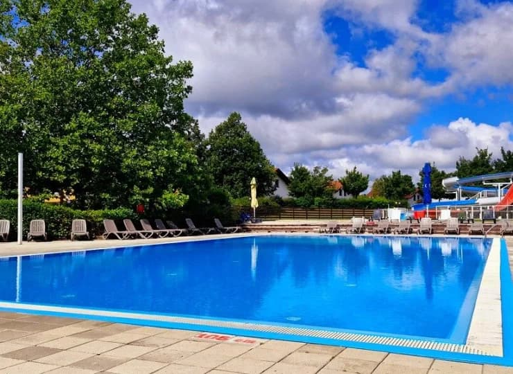 Hotel z basenem pod Budapesztem
