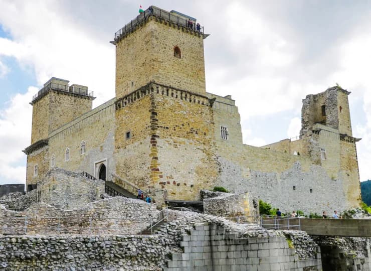 Zamek Diósgyőr: 12 km od hotelu