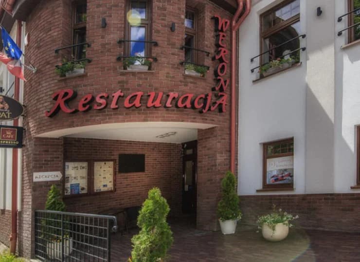 Restauracja specjalizuje się w daniach kuchni włoskiej i tradycyjnej polskiej