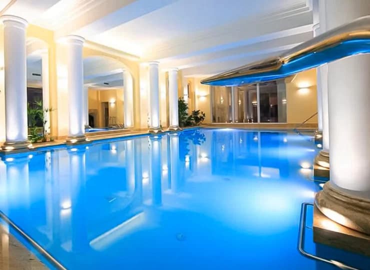 Basen wyposażono w stanowiska do hydromasażu