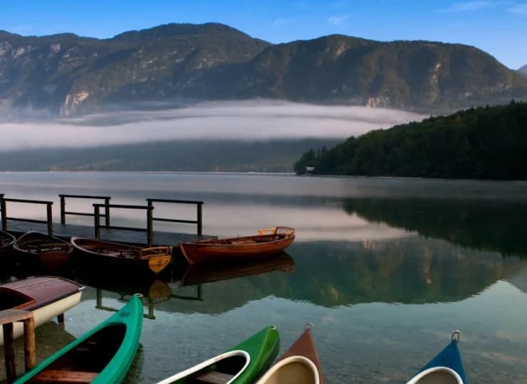 Jezioro Bohinj to niezwykłe miejsce zachwycające w każdej porze roku