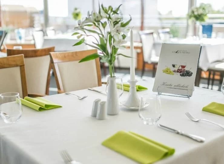 Nowoczesna stylistyka sali restauracyjnej zaspokoi gusta wszystkich gości