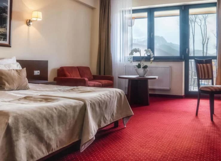 Hotel posiada 99 wygodnych i eleganckich pokoi w Zakopanem