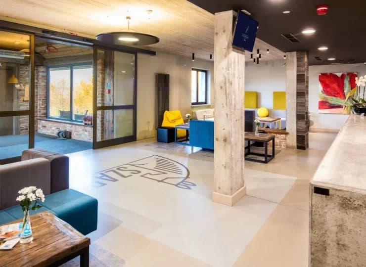 Wystrój lobby ożywiają akcenty w wyrazistych kolorach