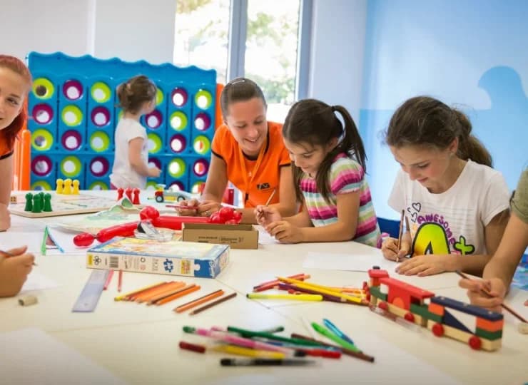 Dla najmłodszych przygotowano klub i plac zabaw dla dzieci