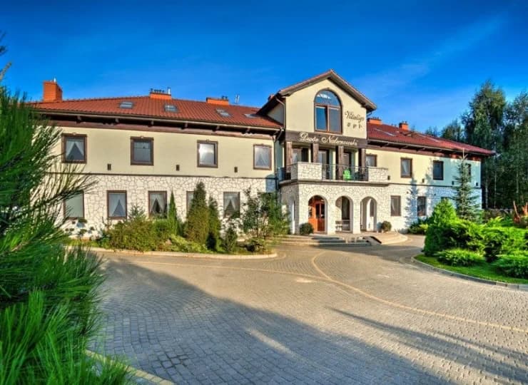 Dwór Nałęczowski jest położony na wzgórzu w otoczeniu brzóz