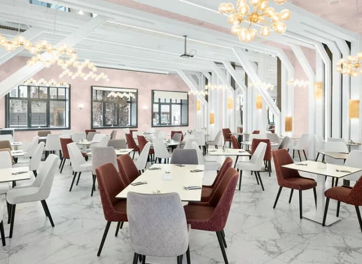 W hotelu Mercure Tokaj Center znajduje się elegancka sala śniadaniowa