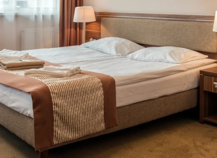 Pokoje w większości posiadają balkon z widokiem na uzdrowisko i okoliczne góry