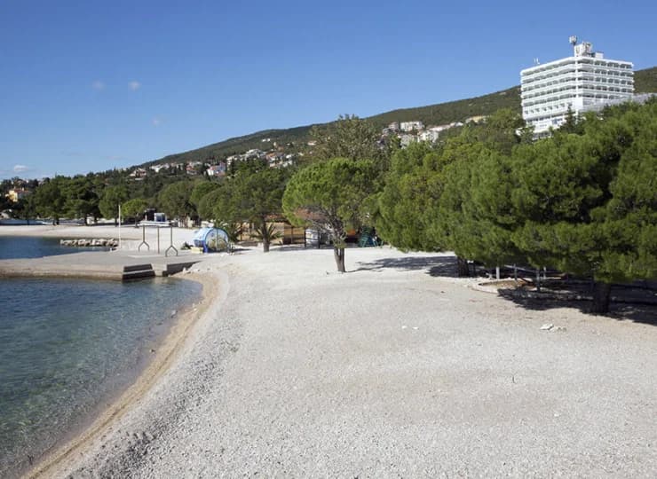 Hotel Omorika jest położony przy żwirkowej plaży