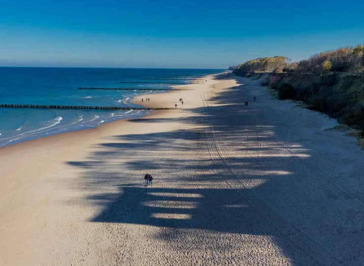 Ustronie Morskie znajduje się przy spokojnej piaszczystej plaży