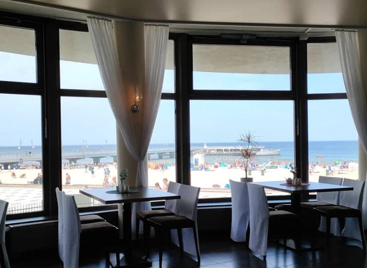 Spożywając posiłek, można rozkoszować się widokiem na plażę i morze