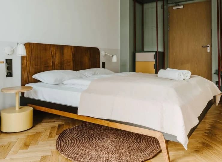 W każdym pokoju jest lodówka i zestaw do parzenia kawy i herbaty