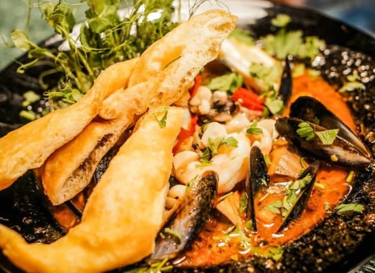 W menu królują dania kuchni europejskiej, takie jak owoce morza
