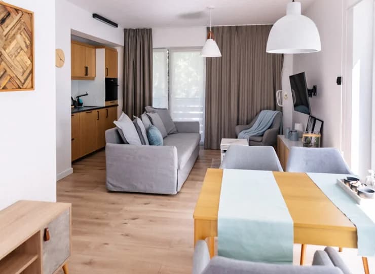 Apartament to wygodna przestrzeń z odrębną sypialnią