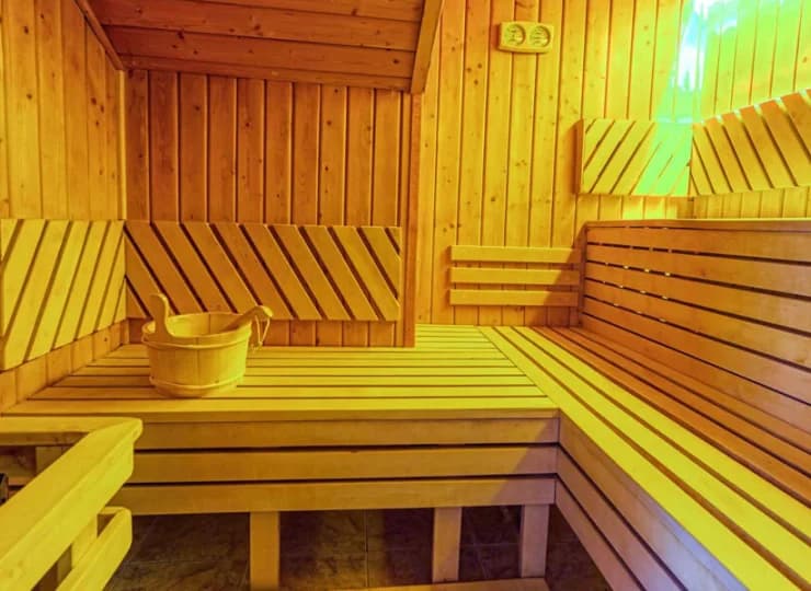Hotel posiada strefę wellness oraz bazę zabiegową