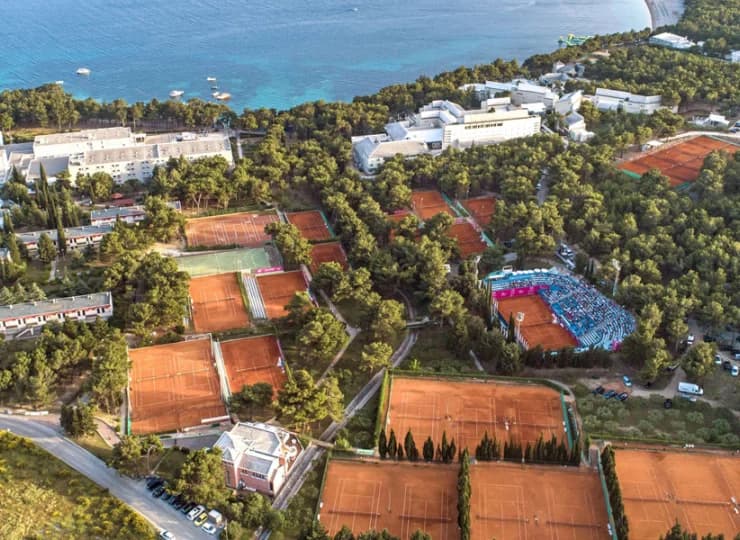 W bliskości kortów tenisowych i boisk sportowych