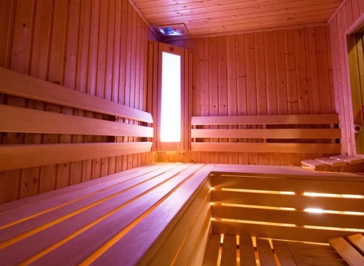 Hotelowa Strefa Relaksu składa się z sauny, jacuzzi oraz gabinetu masażu