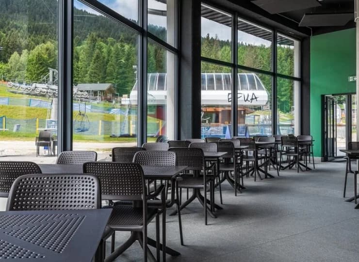 Okna restauracji wychodzą na góry