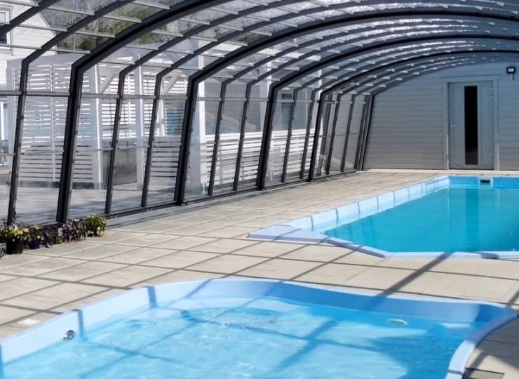 Basen posiada rozsuwany dach - można pływać też w czasie deszczu