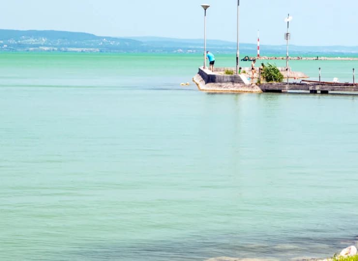 Hotel znajduje się blisko brzegu jeziora Balaton i prywatnej plaży nad nim