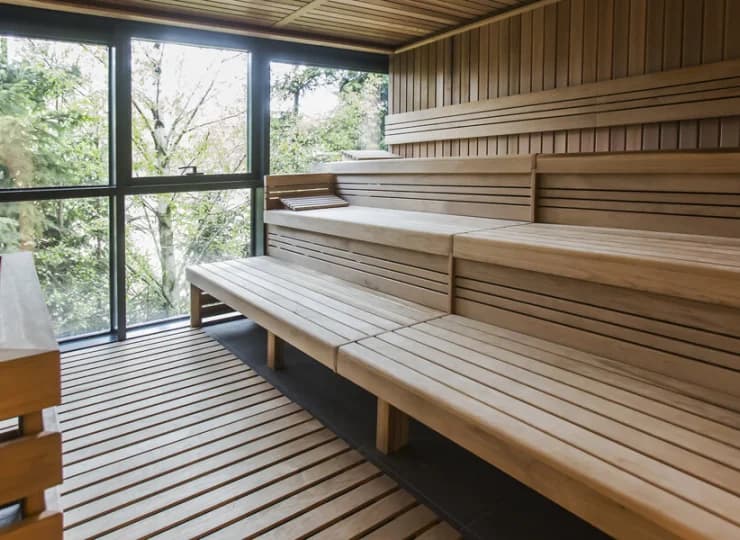 Wyróżnia go sauna z kojącym widokiem na ogród