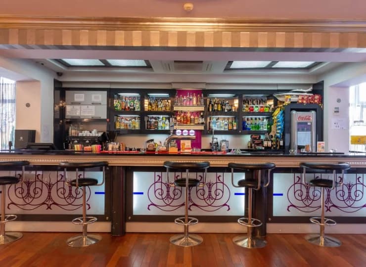 Hotelowy bar jest świetnym miejscem spotkań i rozrywki