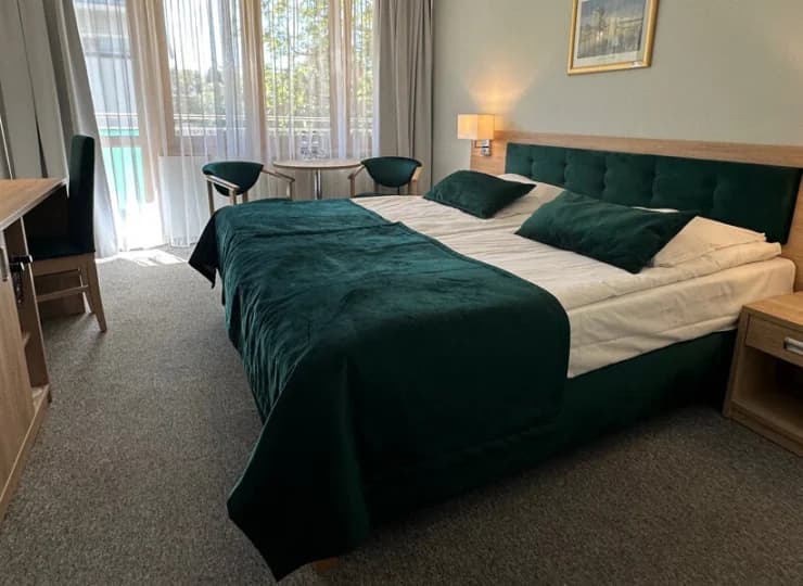 W hotelu przygotowano wygodne pokoje z łazienkami