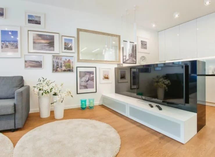 Na wyposażeniu apartamentów jest: TV, WiFi, zestaw do prasowania i odkurzacz