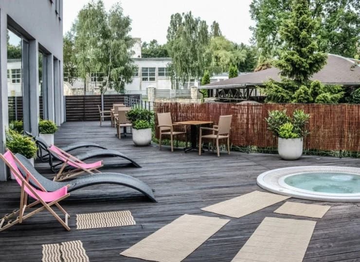 Na tarasie z bezpośrednim wyjściem z basenu znajduje się zewnętrzne jacuzzi