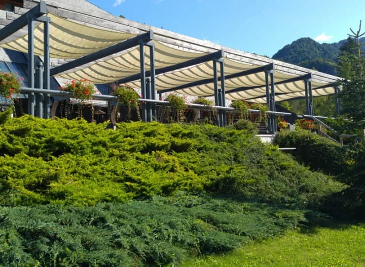 Zewnętrzny taras stanowi sporą atrakcję w letnie dni