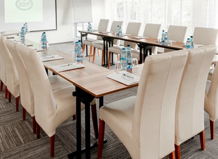 W obiekcie znajduje się 13 sal szkoleniowo-konferencyjnych