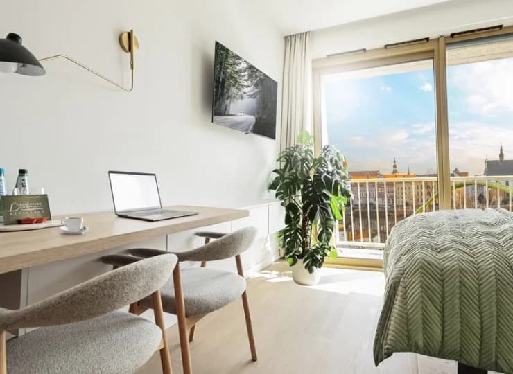 Apartament typu studio ma panoramiczny widok na Odrę i aneks kuchenny