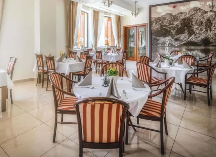 Restauracja serwuje regionalne przysmaki i dania kuchni europejskiej