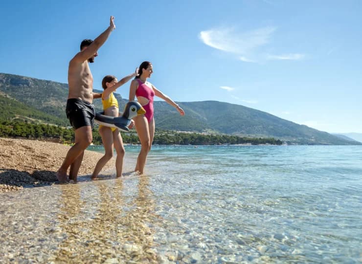 Goście chętnie korzystają też z tutejszej plaży