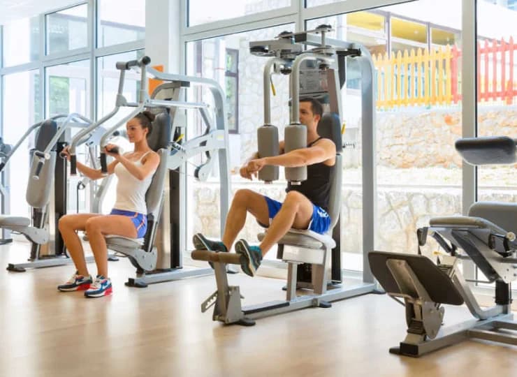 Goście mogą korzystać z dobrze wyposażonej strefy fitness